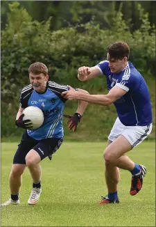  ??  ?? Eoin Sweeney (St Colmcille’s) breaks clear of Meath Hill’s Jason Yorke at Piltown.