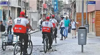  ?? MAÍRA COELHO ?? Policiais militares do Centro Presente, que atualmente usam uniforme especial, também terão de usar farda