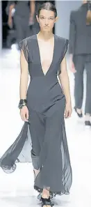  ??  ?? Como nunca antes, los diseñadore­s apuestan a llevar el glamour al extremo sin pensar en el lado comercial. Y el lujo, por su lado, gana. Lanvin. Escote XL y total black. Pasarela top