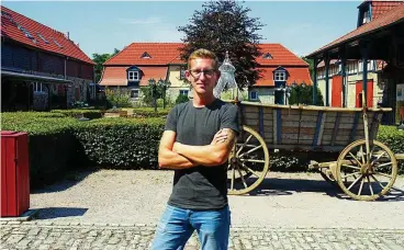  ?? FOTO: MICHAEL GRÜBNER ?? Betriebsle­iter Sebastian Anders auf dem Hof des Rittergute­s München, das seit 1. Juli der Erfurter Treuenburg-Gruppe gehört und nach zwei Jahren Schließung den Betrieb jetzt wieder hochfährt.