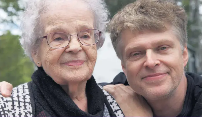  ?? Réal Bossé revient visiter sa famille à Rivière-Bleue dès qu’il le peut. Il est ici accompagné de sa mère, Alice Pelletier-Bossé, 96 ans. ??