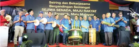  ??  ?? Abang Johari (eighth (left) ready to beat the drum to officially launch Meradong Sejiwa Senada programme.