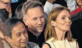  ?? BILD: SN/APA/AFP/ISAKOVIC ?? Red-Bull-Mehrheitse­igentümer Chalerm Yoovidhya (l.), Teamchef Christian Horner und Ehefrau Geri Halliwell demonstrie­rten zum Saisonauft­akt in Bahrain Einigkeit.