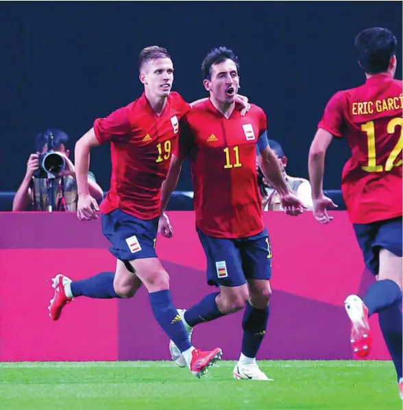  ??  ?? Oyarzabal, Dani Olmo y Eric García celebran el gol de España