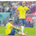  ?? FOTO: AP ?? Richarliso­n (r.) steht neben dem verletzten Neymar.