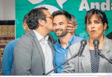  ?? JESÚS MARÍN BERNET ?? ‘Kichi’ besa a su relevo en Adelante Cádiz, David de la Cruz, mientras Teresa Rodríguez interviene.