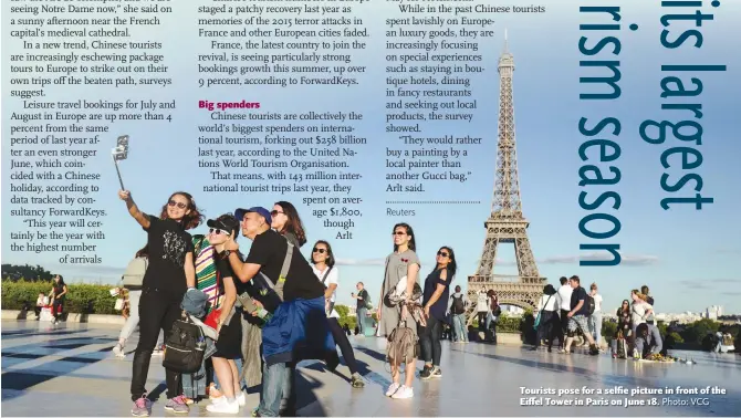  ?? Photo: VCG ?? Tourists pose for a selfie picture in front of the Eiffel Tower in Paris on June 18.