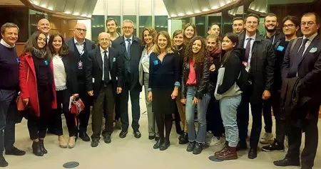  ??  ?? A Bruxelles
I ragazzi del progetto «Adotta un filosofo» in occasione della prima sessione plenaria del Parlamento Europeo con i curatori e il presidente della Fondazione Campania dei Festival Alessandro Barbano
Sei i (migliori) lavori presentati, coinvolti 200 studenti e 85 scuole primarie