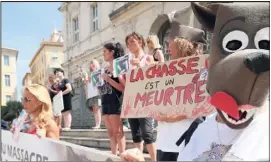  ?? (Photo Franck Fernandes) ?? Manifestat­ion hier sur les marches du palais de justice de Nice.