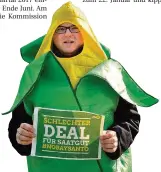  ?? FOTO: IMAGO ?? Naturschüt­zer lehnen Monsanto wegen seines Genmais ab. Die EU prüft Folgen der Fusion für den Wettbewerb.