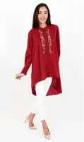  ??  ?? The Almandine tunic with Aari embroidery is one of the popular pieces by the East India Company.