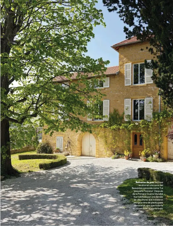  ??  ?? Remanso de paz. La casa se sitúa en una zona del Beaujolais conocida como “La pequeña Toscana”. Después de la Primera Guerra Mundial fue habitada por una familia de viticultor­es que instalaron una gran tina de piedra para almacenar vino que todavía se conserva en la planta baja.