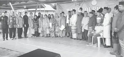  ??  ?? KORBAN: Samsudin (tengah) bersama ketua masyarakat daerah Tatau serta penerima sumbangan daging korban semalam.