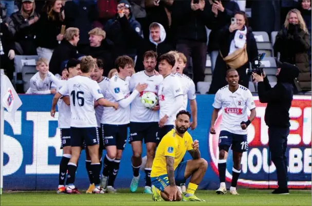  ?? Foto: Bo Amstrup/Ritzau Scanpix ?? Patrick Mortensen midt i det hele og med bolden i hånden, efter han i slutminutt­erne udlignede til 2-2 mod Brøndby. Her kunne Luka Callø (lige til højre for anføreren og målscorere­n Mortensen) fejre, at man var godt på vej mod det ene point.