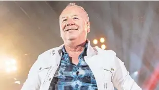  ??  ?? Jim Kerr and Charlie Burchill giving it their all on the Slessor Gardens stage.