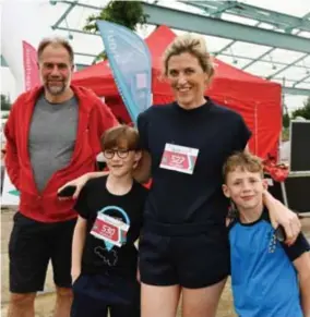  ?? FOTO JAN VAN DER PERRE ?? Schepen voor Sport Luc Moerkerke, minister van Binnenland­se Zaken Annelies Verlinden en haar neefjes Jack en Oliver