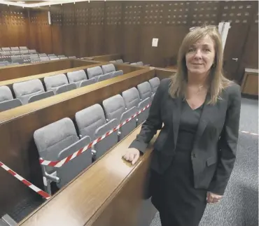  ??  ?? 0 Yvonne Taylor of Scottish Courts and Tribunals shows social distance measures at Glasgow Sheriff Court