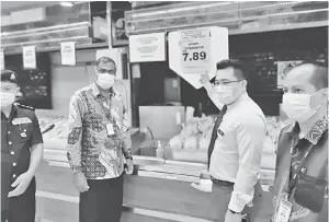  ??  ?? PANTAU: Stanley (dua kanan) semasa melakukan pemeriksaa­n di sebuah pasar raya semalam.