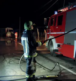  ??  ?? Soccorsi I vigili del fuoco di Termeno sul luogo dell’incidente