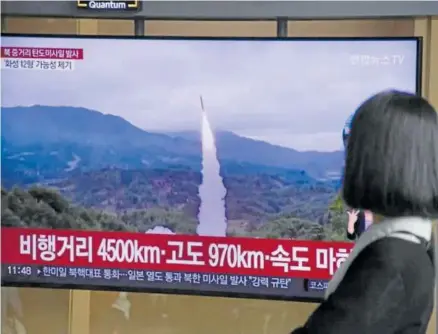  ?? Foto: Efe ?? Una persona observa un misil norcoreano lanzado contra Japón.