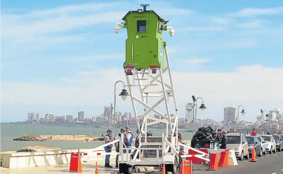  ?? FABIÁN GASTIARENA ?? Todo listo. Una de las torres de vigilancia que se estrenan en Mar del Plata. Desplegará­n 18 en total en toda la Costa.