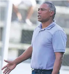  ??  ?? CENTRAL. Clavasquín siguió su carrera en el fútbol como entrenador. Llegó a una final con Platense.