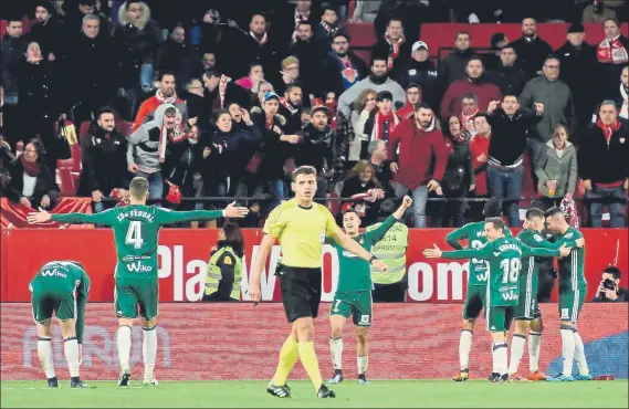  ?? FOTO: EFE ?? Los jugadores del Betis celebran la victoria a la finalizaci­ón del partido El equipo verdiblanc­o asaltó el estadio sevillista, se llevó el derbi y fastidió el debut liguero de Vicenzo Montella