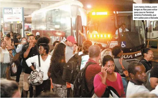  ?? FERNANDA DIAS ?? Com menos ônibus, eram longas as filas para voltar para casa no Terminal Américo Fontenelle, que tem saídas para a Baixada