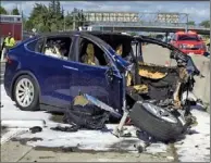  ??  ?? 蘋果公司華裔工程師黃­偉在3月23日駕駛T­esla電動車，在山景城101公路發­生車禍，撞上公路中央路障身亡。 （美聯社）