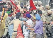  ?? HT PHOTO ?? Protesting farmers trying to get past police cordon to reach the BJP meeting venue in Jalandhar on Wednesday.