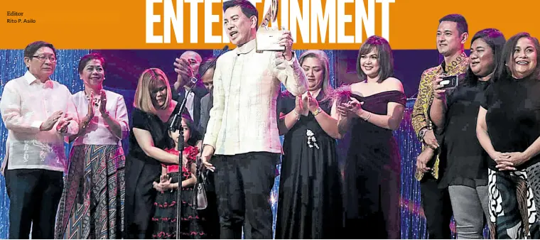  ?? —CONTRIBUTE­D PHOTO ?? The Cannes-winning director (center) receiving one of “Mindanao’s” 11 awards at the 2019 MMFF awards rites.