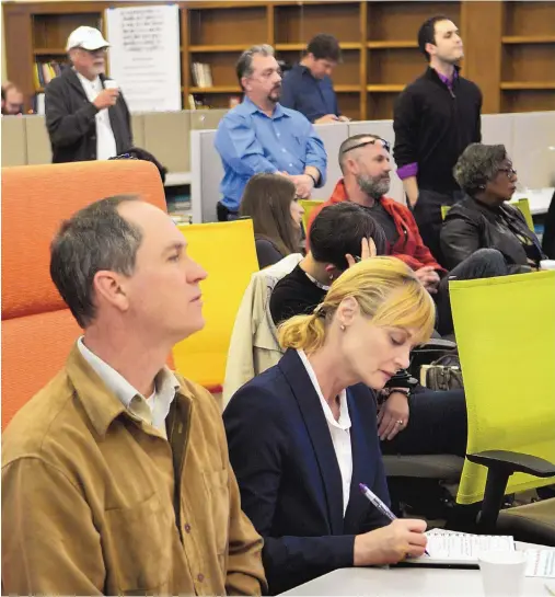  ?? GREG SORBER/JOURNAL ?? Mark Bruening of Albuquerqu­e and Jonna Leigh Stack listen to a presentati­on at 1 Million Cups, a networking forum held weekly at FatPipe ABQ, a coworking space and business incubator in Downtown.