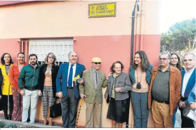  ?? E.S. ?? Flores el Gaditano, familiares y autoridade­s, el 7 de noviembre de 2019, en la inauguraci­ón de la calle con su nombre.