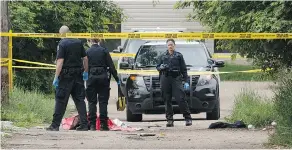  ?? IAN KUCERAK / POSTMEDIA NEWS FILES ?? Edmonton Police investigat­e after a body was found in an alley in June. Other police services in Alberta are following Edmonton’s lead in not naming all murder victims.