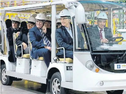  ?? PRESIDENCI­A ?? Nuevo modelo. Macri y Reutemann (izq.) con directivos de General Motors, ayer en Rosario.