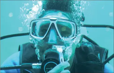  ?? Picture: Courtney Africa/ANA ?? GOOD CAUSE: Alfonso Peters shaves his moustsache under water at the 2 Oceans Aquarium in support of the Movember campaign.