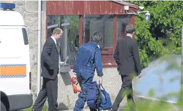  ??  ?? Police search the Mosstowie farm of Hector Dick, who said Nat Fraser had confessed to him