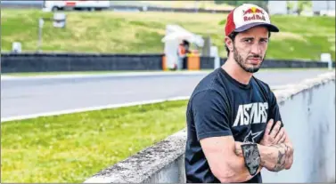  ??  ?? Andrea Dovizioso posa en el circuito de Mugello durante el GP de Italia el pasado 30 de mayo.