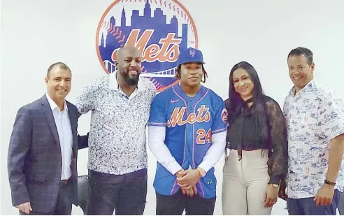  ?? FE ?? Vladi Miguel figura junto a sus padres y ejecutivos de los Mets de Nueva York tras la firma de ayer en la academia de este equipo.