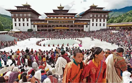  ?? FOTOS (2): MARTINA KATZ ?? Einmal im Jahr treffen sich Tausende Bhutaner zum Tempelfest auf dem Platz des Regierungs­sitzes in der Hauptstadt Thimphu.