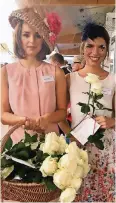  ??  ?? Charlotte Berns (l.) und Lena Domeyer verteilten weiße Rosen an die Gäste.