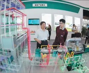  ?? XIE ZHENGYI / FOR CHINA DAILY PROVIDED TO CHINA DAILY ?? Left: Coalbed gas production equipment models are displayed at an exhibition in Taiyuan, Shanxi province. Right: Methane is produced at a coal chemical factory in Huaibei, Anhui province.