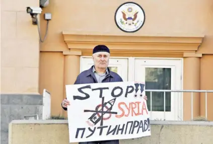  ??  ?? ► Un hombre con un cartel en apoyo a Siria protesta en la embajada de EE.UU. en Moscú, ayer.