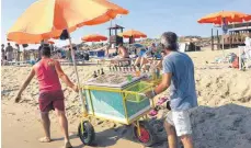  ?? FOTO: DPA ?? Strand- und Straßenver­käufer wissen es zu schätzen, dass bei Urlaubern das Portemonna­ie oft locker sitzt.