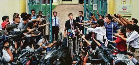  ?? AFP ?? Former North Korean deputy ambassador to the UN, Ri Tong-Il (centre) outside the North Korean embassy in Kuala Lumpur.