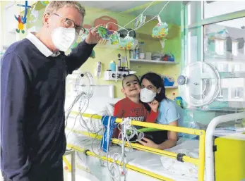  ?? FOTO: KLINIK ?? Gabriele wird in der Klinik für Kinder- und Jugendmedi­zin von Professor Ansgar Schulz, Ärztlicher Leiter der Station 7, behandelt. Ende 2020 hat Gabriele dort als tausendste­r Patient eine Stammzelle­ntransplan­tation erhalten.