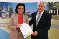  ?? FOTO: BEZIRKSREG­IERUNG ?? Regierungs­präsidenti­n Gisela Walsken übergab Bürgermeis­ter Manfred Winkens jetzt in Köln den Zuwendungs­bescheid.