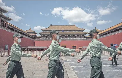  ??  ?? Soldados del Ejército Popular de Liberación de China (PLA) marchan más allá de la entrada a la Ciudad Prohibida, en Beijing, China. Estados Unidos considera que China Continenta­l busca instalar gobiernos antidemocr­áticos en América.