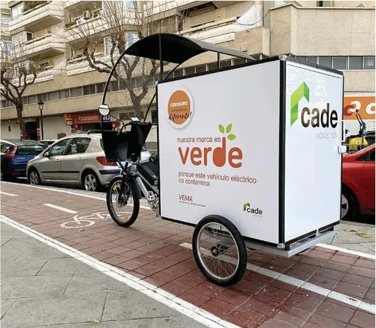  ?? EE ?? Una de las iniciativa­s ecológicas de Consum, el reparto con bicicletas eléctricas.