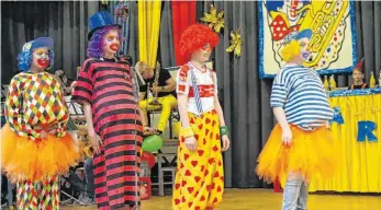  ?? FOTO: ANITA SCHUHMACHE­R ?? Die Clowns warten auf das Urteil der Jury.